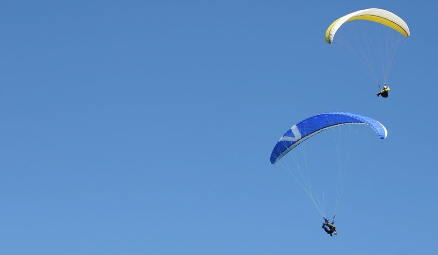 generic-two-paragliders-in-air