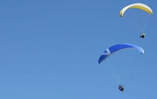 generic-two-paragliders-in-air